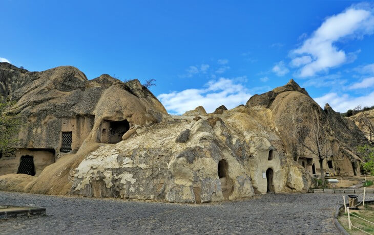 Göreme Aziz Basil Şapeli dış görünümü; kaya oyma şapel ve Kapadokya tüf oluşumları.
